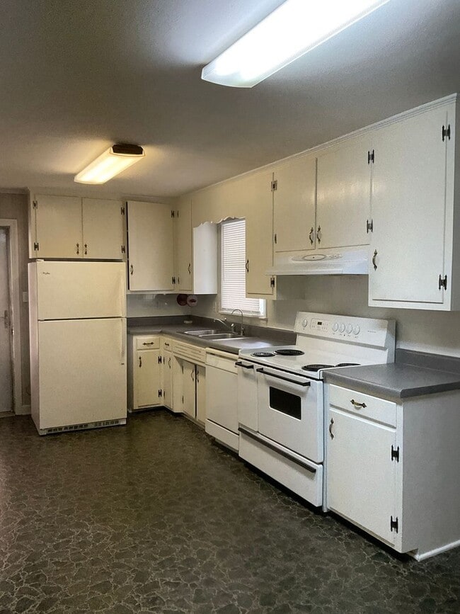 Photo - Available Now!!! Spacious Four bedroom home in Gastonia.