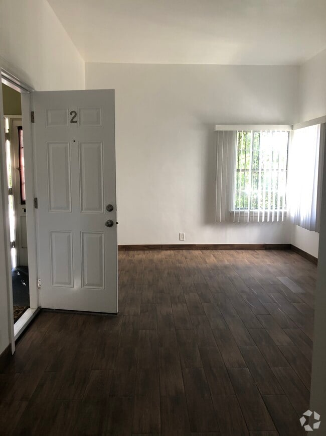 Building Photo - 1302 N Detroit St Unit 2 Rental