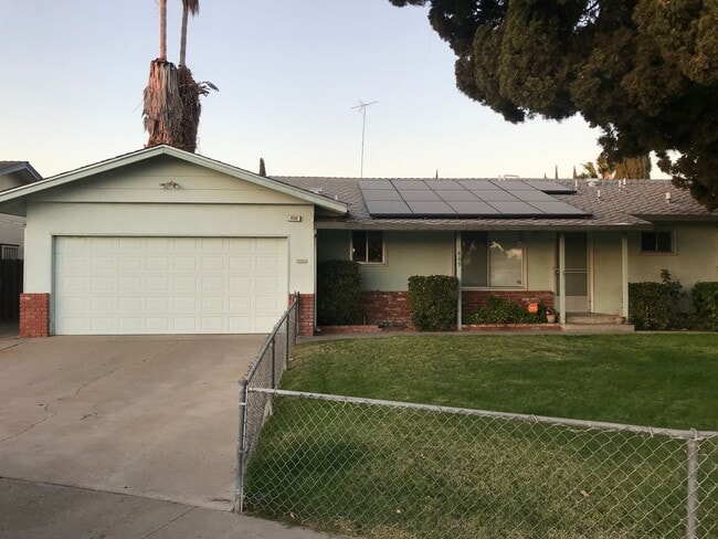 Building Photo - Beautiful Single Story 3 Bedroom 2 Bath Ma... Rental