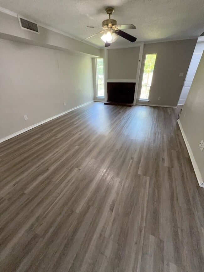Photo - Spacious 3-bed/2-bath Townhome!