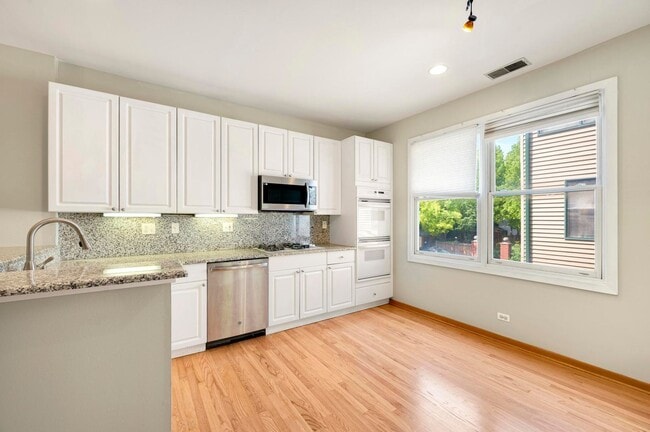 Photo - SOUTH LOOP - Gorgeous 3BD/2BTH Townhouse in gated community!