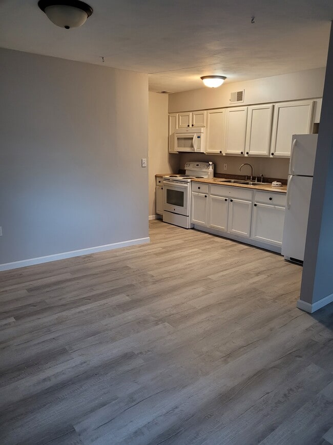 Photo - 209 W Green St