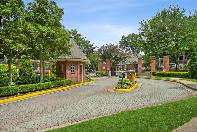 Photo - 404 McGill Pl NE