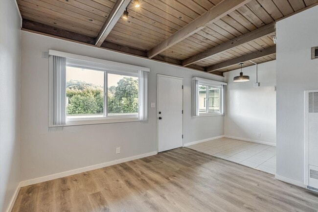 Building Photo - 2nd Floor 1Bed/1Ba Unit #28 Rental