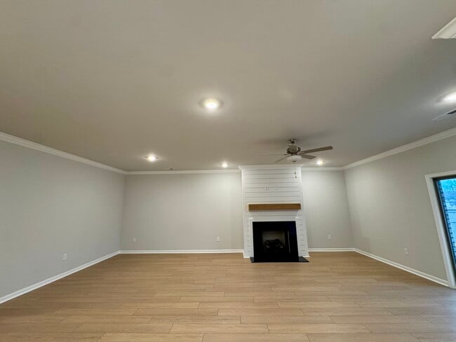 Photo - 207 Stockyard Cir