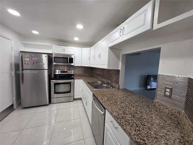 Building Photo - 1351 NE 191st St Unit E420