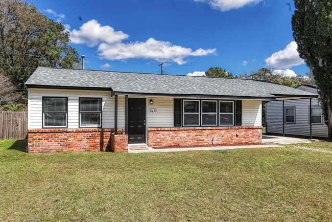 Building Photo - 2210 N Fernwood Dr Rental