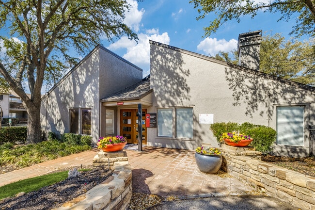 Leasing Center - The Hub Rental