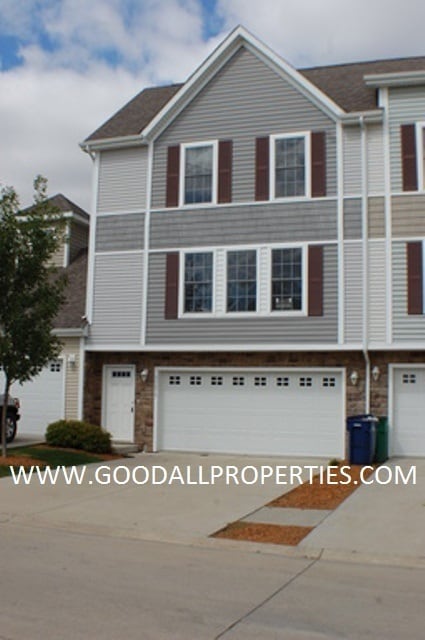 Building Photo - 2 Bedroom, 2.5 Bath Townhome in Urbandale with 2-Car Attached Garage