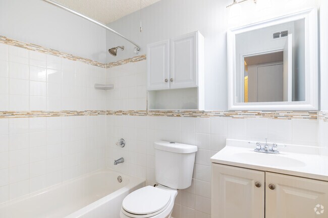 1BR, 1BA - 842SF - Bathroom