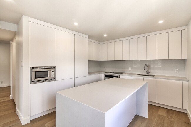 Building Photo - 3555 Chem. de la Côte-des-Neiges Unit 1901