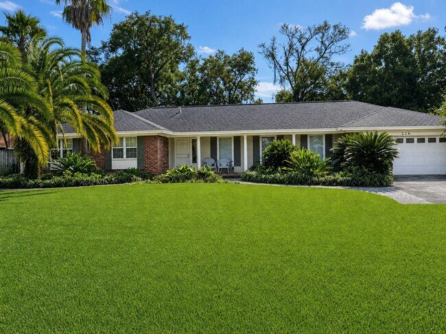 240 Yacht Club Dr NE