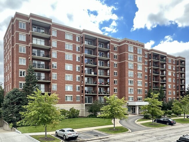 Building Photo - 5555 N Cumberland Ave Unit M00H Rental