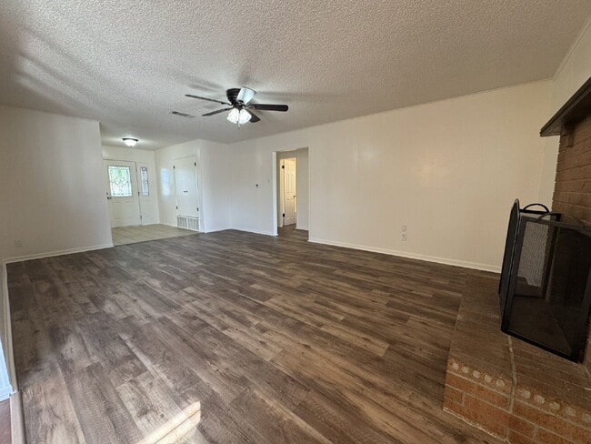 Photo - Lovely 3 bedroom 2 bath in desirable neighborhood