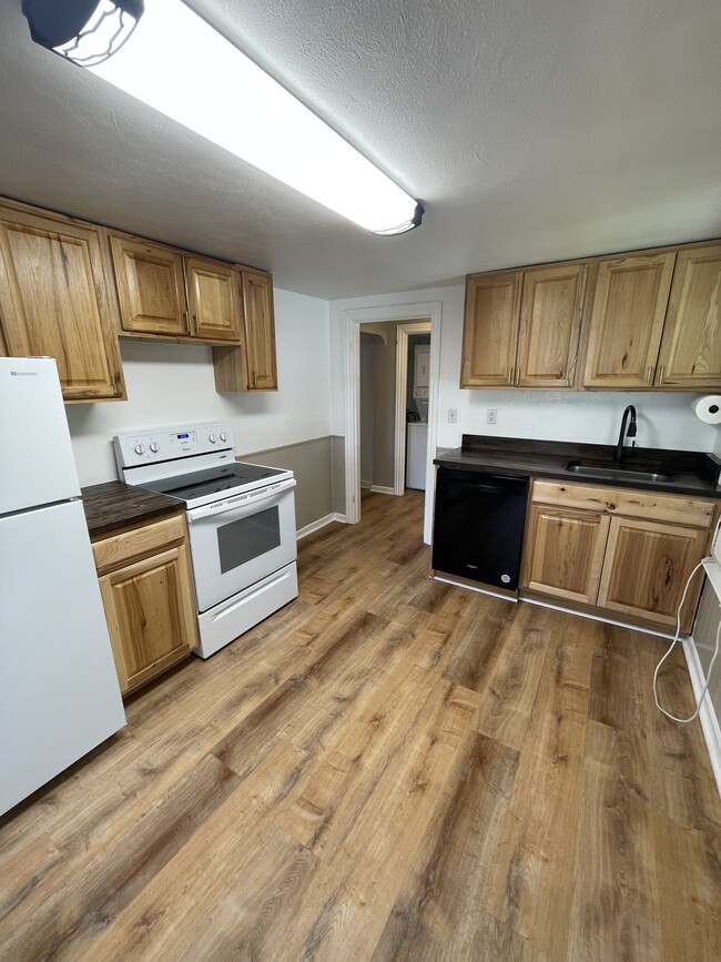 Kitchen - 222 N Main St Unit 2