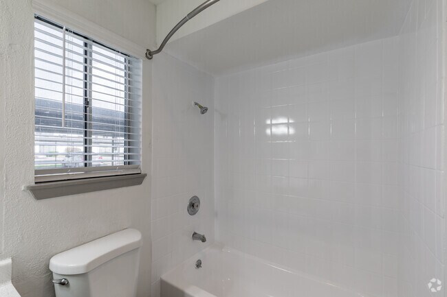 1BR, 1BA - 617 SF
