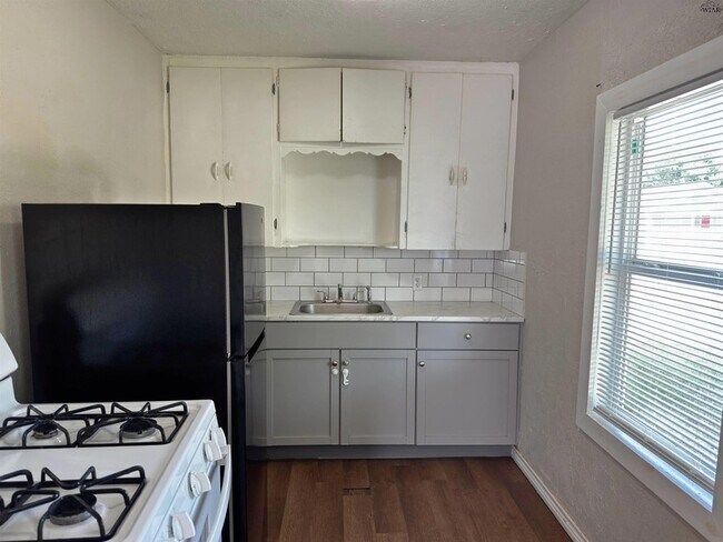 Photo - 2409 Ave D