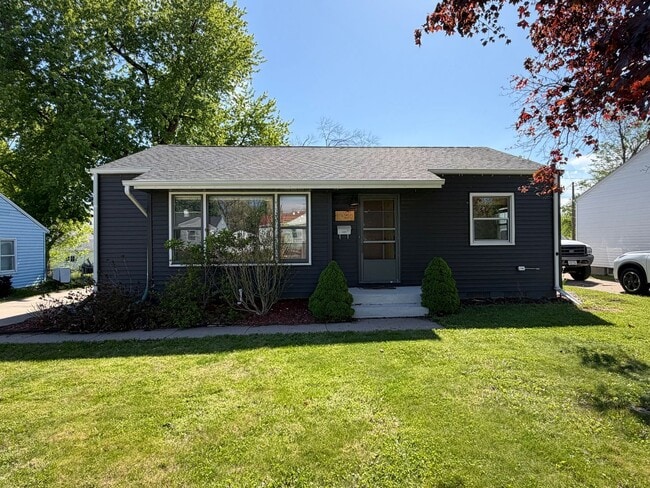 Building Photo - $1,450 | 2 Bedroom 1 Bath Home | Washer & Dryer | Garage