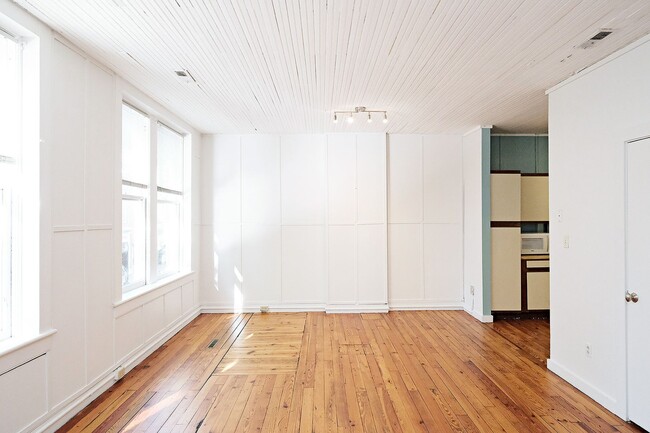 Building Photo - Charming Downtown Charlottesville Apartmen... Unit E Main St 313 #A