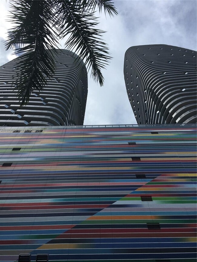 Building Photo - 55 SW 9th St Unit 4005