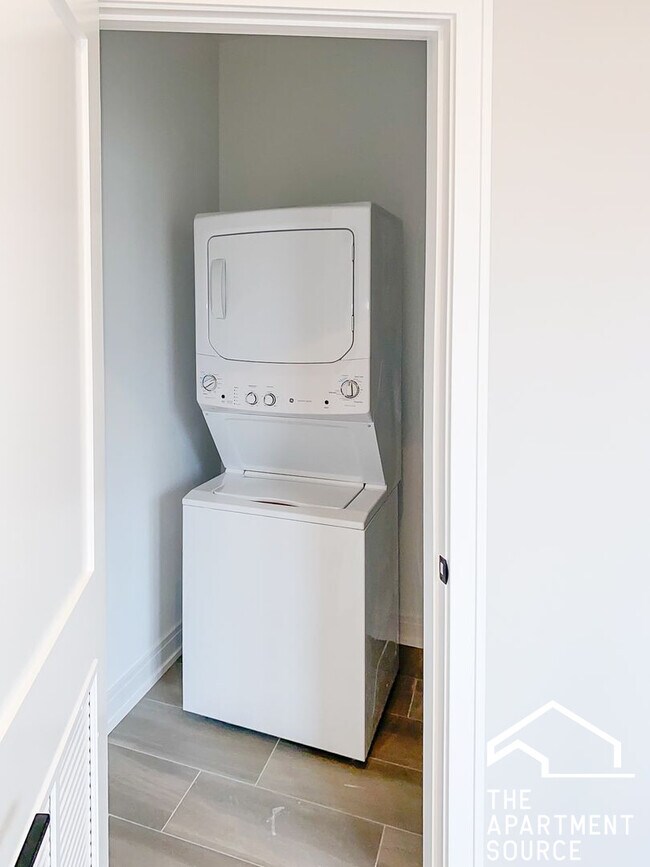 Photo - 1050 W Cornelia Ave Unit 302