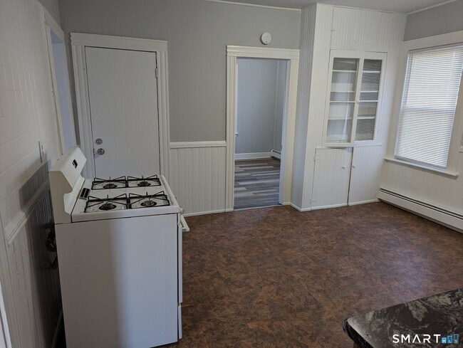 Photo - 105 Rhodes St
