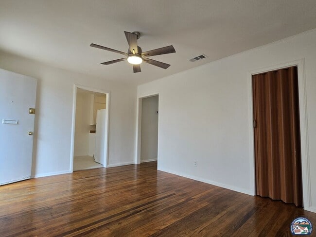 Photo - 1018 W Commercial Ave