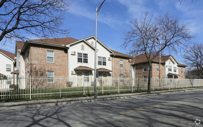 Lindsay Commons - Lindsay Commons Apartments