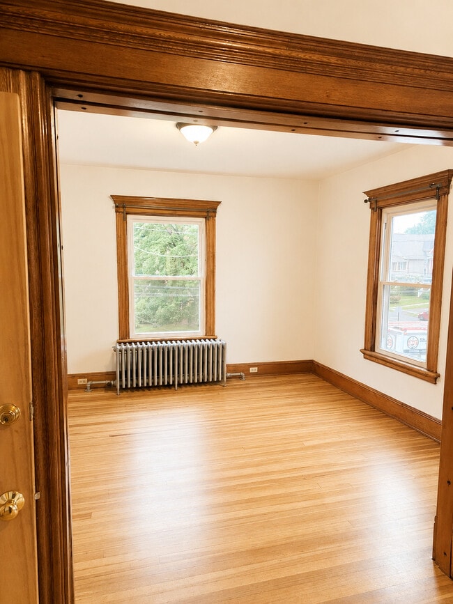 Beacon- Family Room - 33-35 Rowe Ave