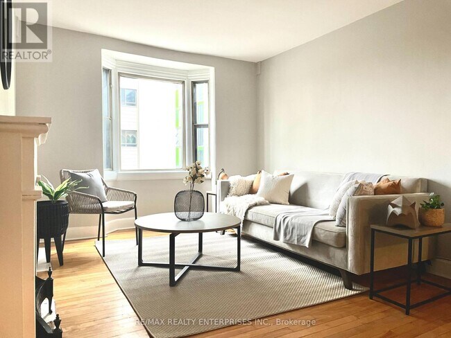 Photo - 156 James St S