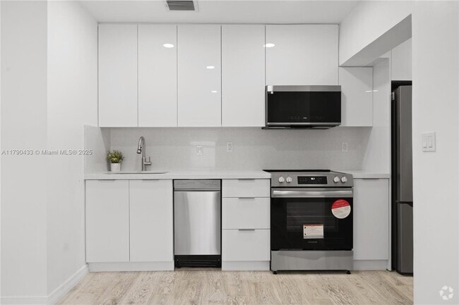 Building Photo - 1041 NE 9th Ave Rental