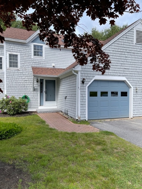 Front Entrance and Garage - 11 Sadler Dr Condominio Unidad 11