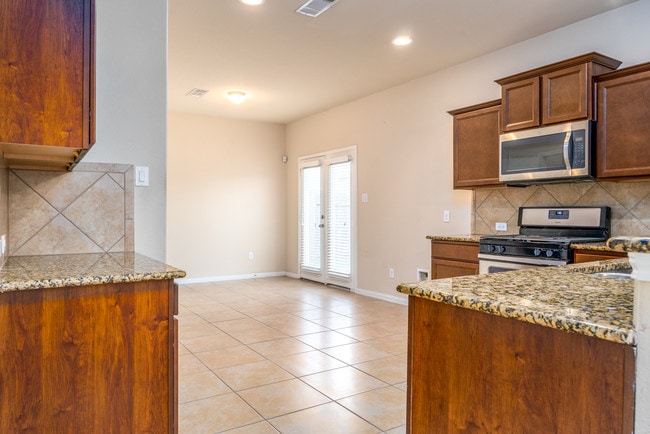 Photo - 1906 Howth Ave