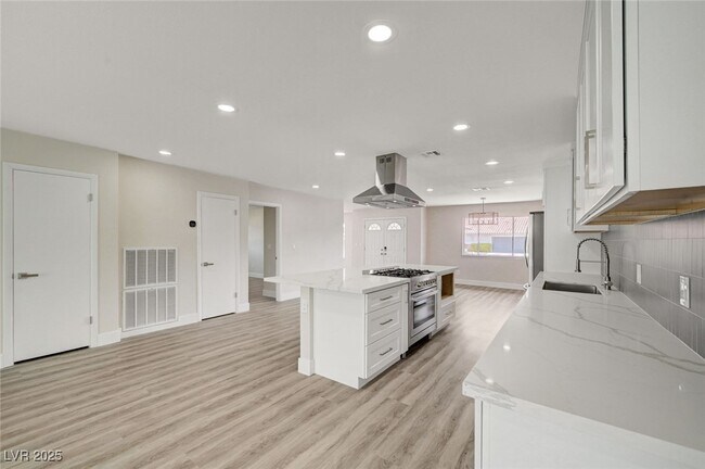 Photo - 3164 E Desmond Ave Casa