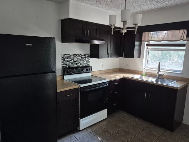 Kitchen w/updated cabinets - 2884 Oaklawn Ave Unit #B