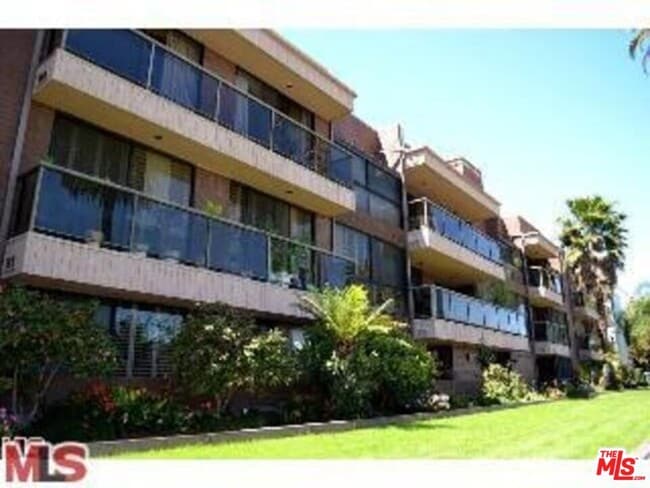 Building Photo - 125 N Gale Dr Unit 204