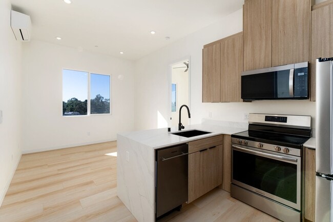 Building Photo - 4611-4611 Almayo Ave Unit 4605 Almayo Ave. 6