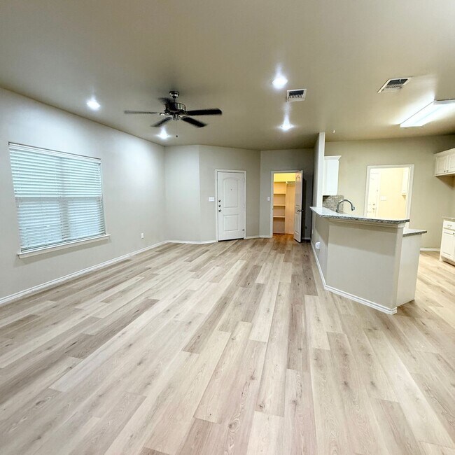 Photo - 1215 Preston Trails Unidad B