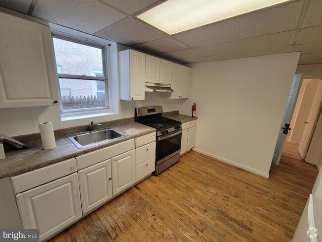 Building Photo - 23 E Chestnut St Rental