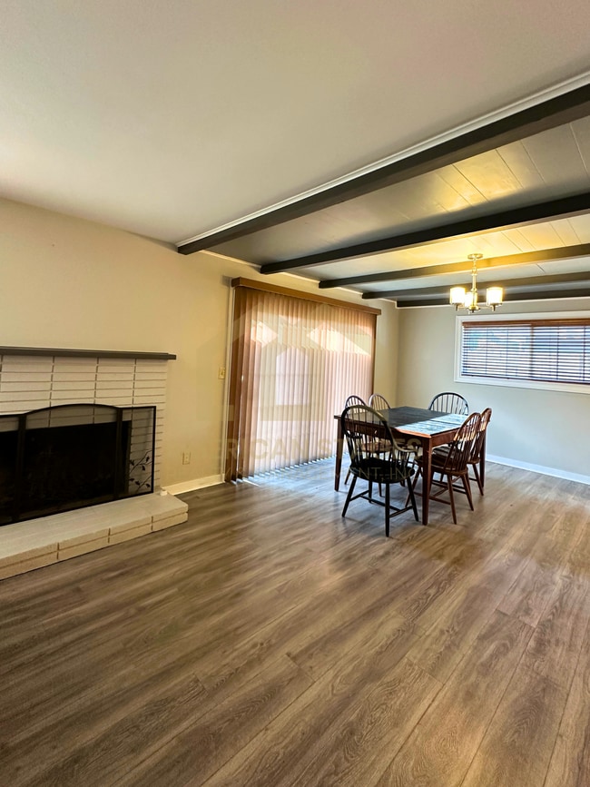 Photo - 300 S 2nd St