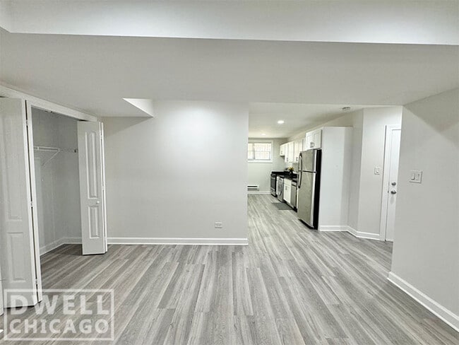 Building Photo - 730 W Roscoe St Unit 1