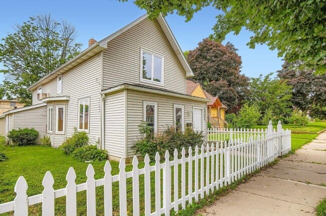 Building Photo - 236 11th Ave S