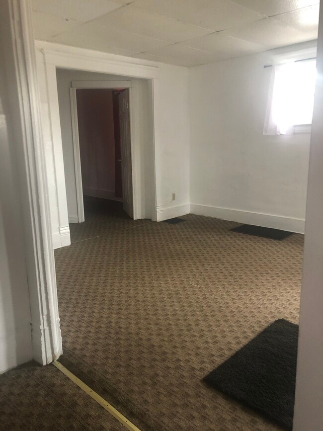 Family room - 2202 Raspberry St