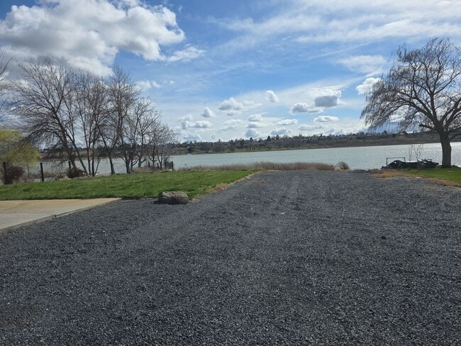 Lake house on 1/2 acre - Lake house on 1/2 acre