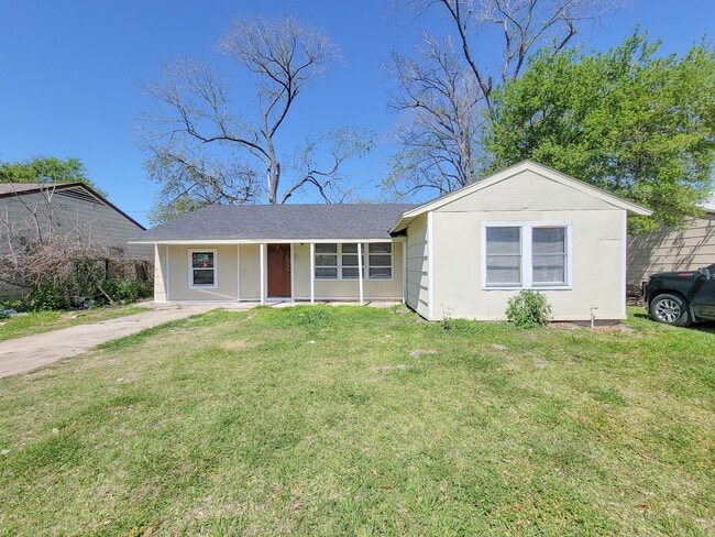 Building Photo - 5815 Southseas St