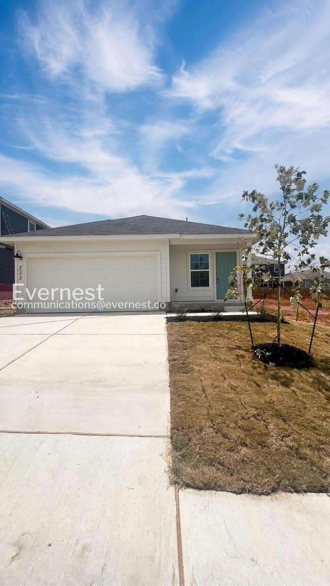 Building Photo - 3 Bed/2 Bath Home with Garage / Pet-Friendly / Vouchers Accepted / Available Now!