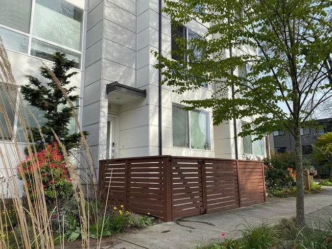 Front of townhouse with fence - 106 22nd Ave S