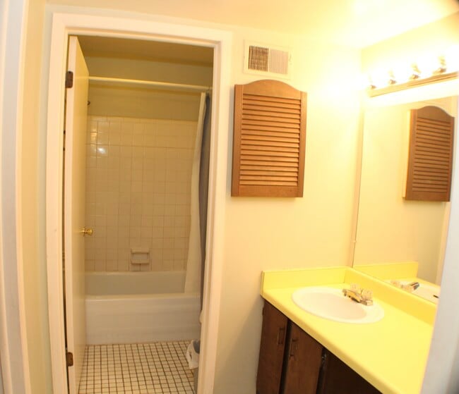 Photo - 910 Chestnut Hill Dr Unit H