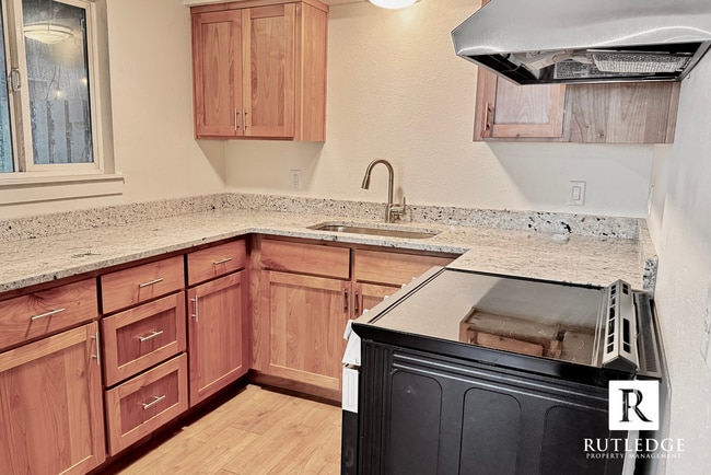 Photo - 855 E 9th St Unit 2