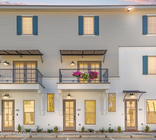 Building Photo - 204 Steiner Oaks